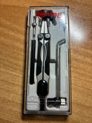 Compass set like new with adjustable tip