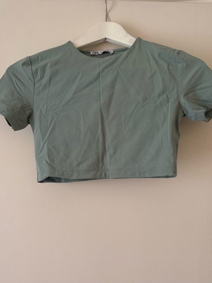Zara short green t-shirt like new, size medium