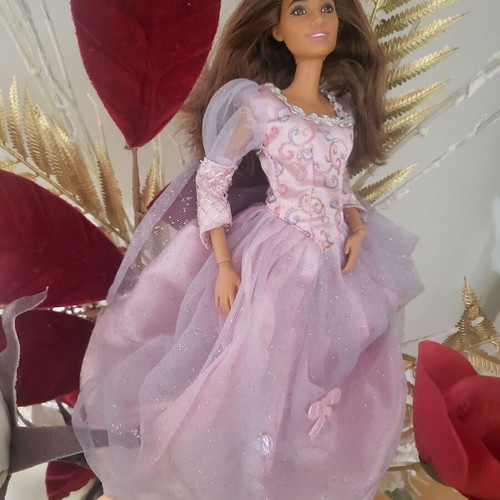 Barbie vintage doll with 4 outfits from the 90s like new
