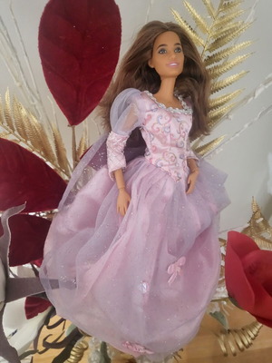 Barbie vintage doll with 4 outfits from the 90s like new