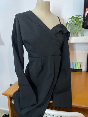 Mini dress long sleeve with one shoulder out, one size, like new, black