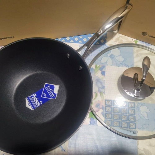 Tupperware Chef Series Premium Wok with Glass Lid