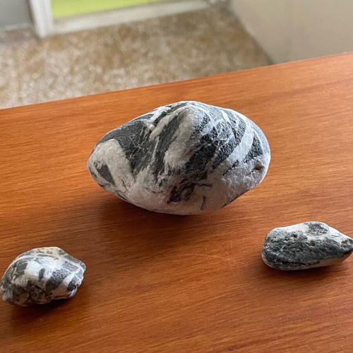 Set of 3 natural stones with quartz veins new
