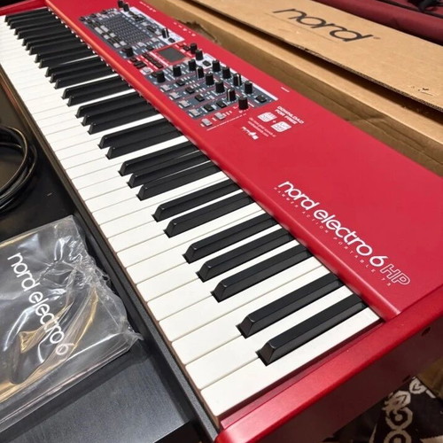 Nord Electro 6HP keyboard with case like new