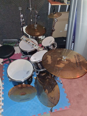 Mini Drums Millenium πλήρες σετ σαν καινούργιο με silent πιατίνια και σκαμπό