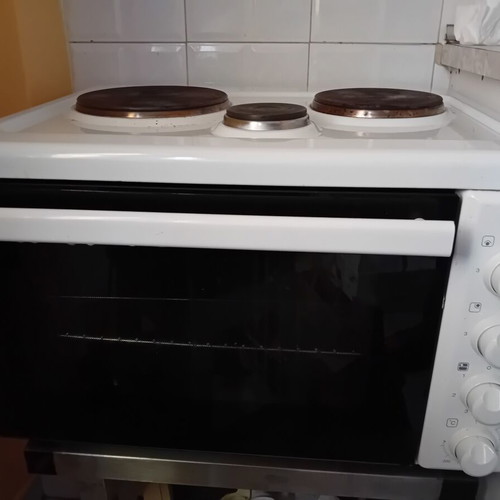 Small oven with two working hotplates used