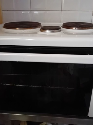 Small oven with two working hotplates used