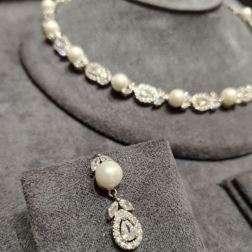 Jewelry set with zircon stones and pearls, used
