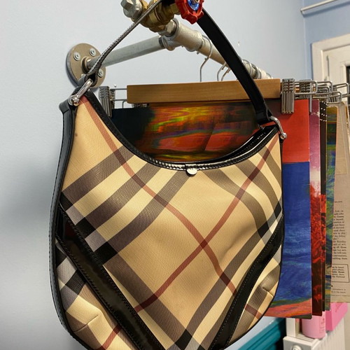 Burberry shoulder bag used in excellent condition