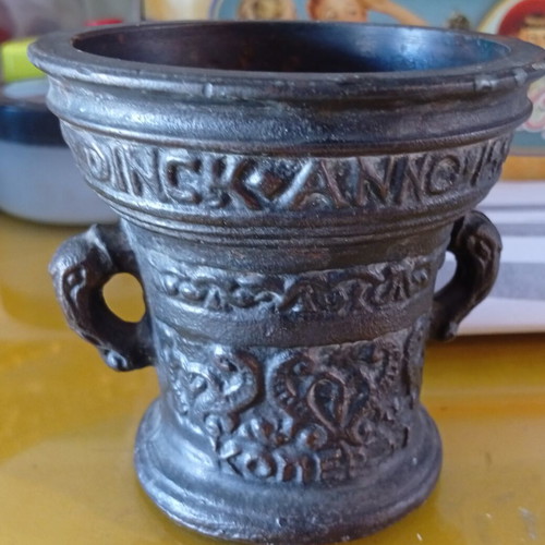 Dutch Copper Apothecary Mortar like new with Leefte Verwint Al inscription