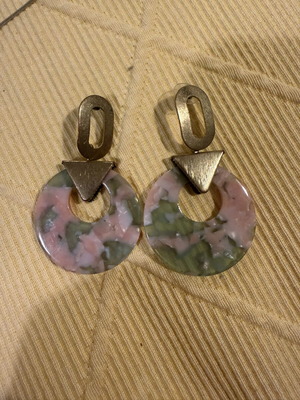 Geometric earrings used with acrylic resin in pink and olive shades