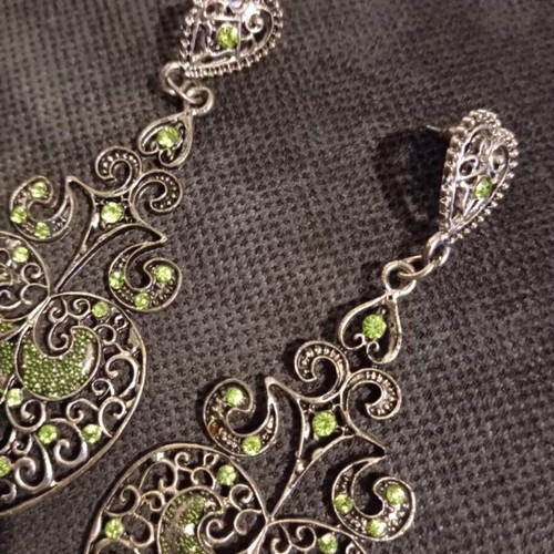 Earrings used with green details, vintage design