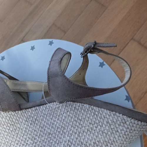Bozikis beige suede high platform sandals like new, size 40