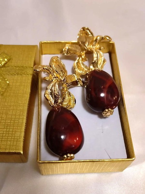 Impressive earrings with red stone and gold details new