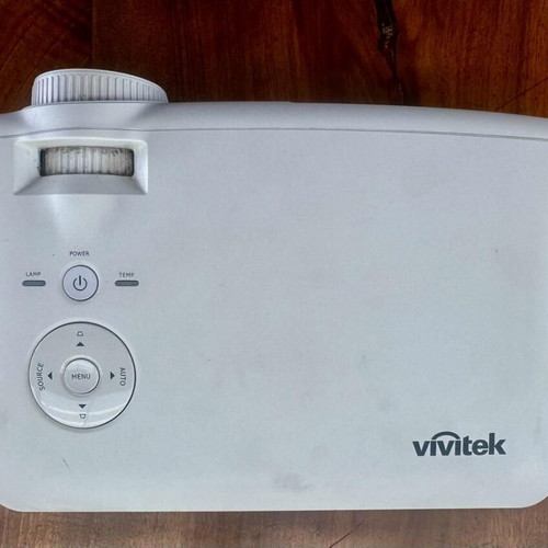 Vivitek D508 DLP projector like new, 2600 ANSI lumens