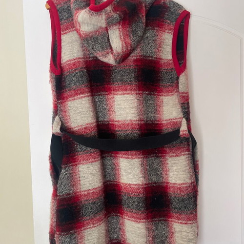 Sleeveless jacket with hood and belt, black red, like new