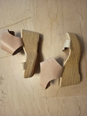 Leather platforms used size 39, beige