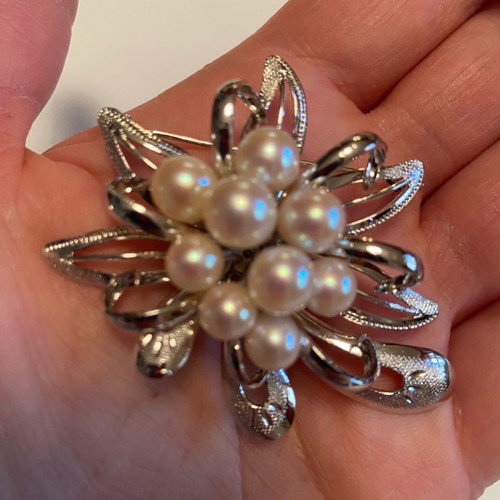 Vintage silver brooch with white pearls used