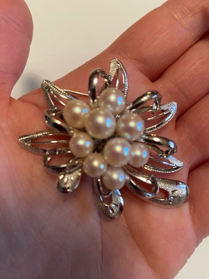 Vintage silver brooch with white pearls used