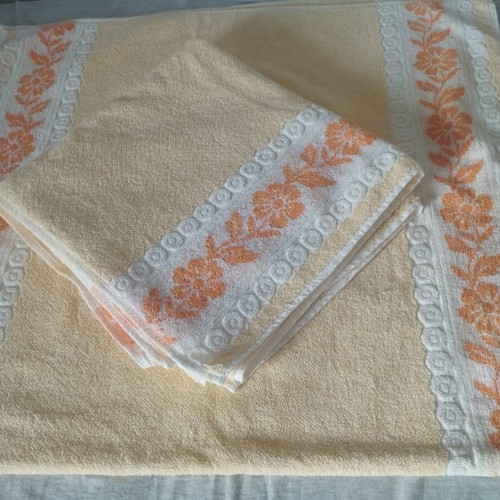 Towel set 3 pieces, like new, cream with floral embroidery