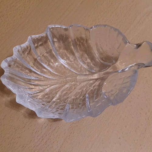 Crystal leaf-shaped vintage hors d'oeuvre and nut dish like new