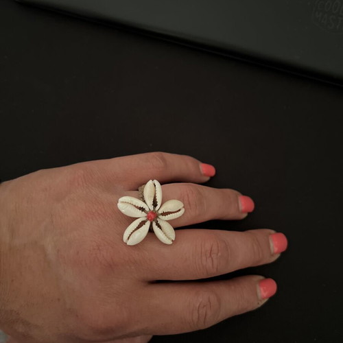 Daisy ring used, white and gray