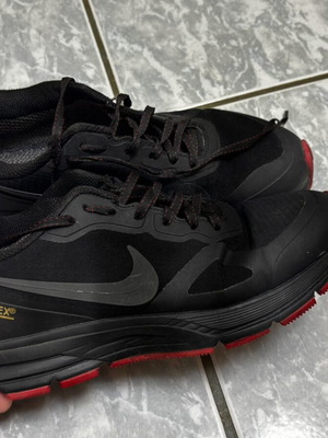 Nike Zoom Air Relentless 26 Gore-Tex athletic shoes used, sizes 42.5-43, black and red