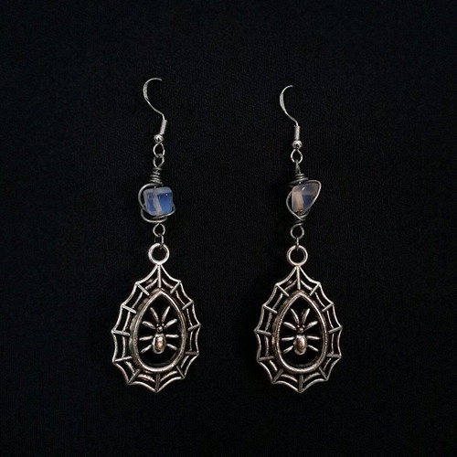 Spider & Moonstone earrings new, silver color