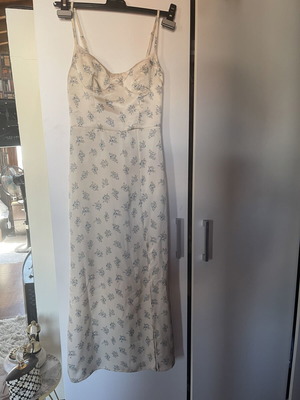 Satin midi dress with flowers Bershka XS like new, beige