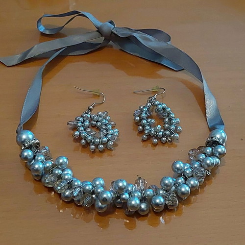 Oriflame jewelry set like new, silver necklace and earrings