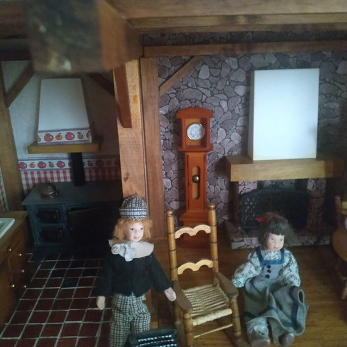 Collectible traditional Deagostini house with 4 figures and equipment
