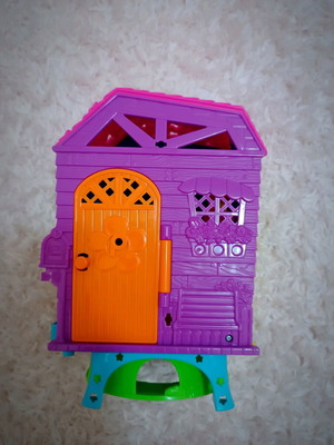 Polly Pocket house in excellent condition