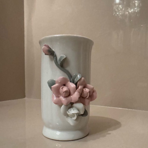 Porcelain vase with roses new
