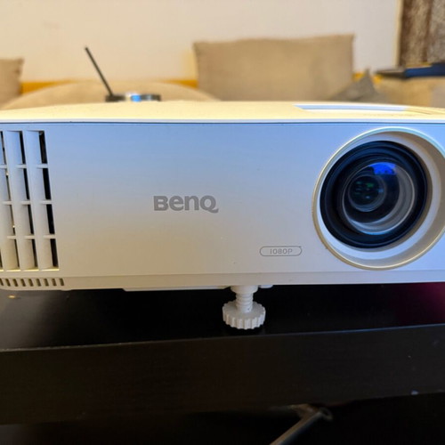BenQ projector with built-in speakers 2021 model like new