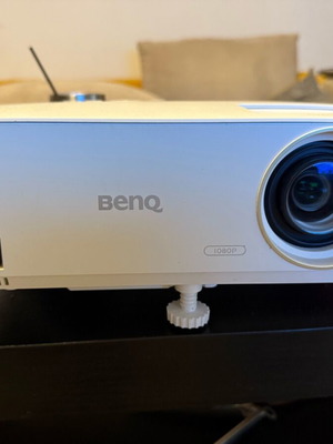 BenQ projector with built-in speakers 2021 model like new
