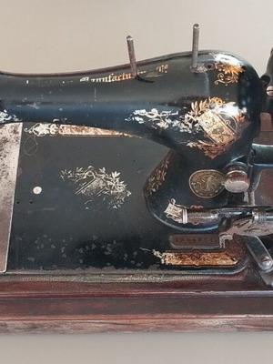 Singer antique sewing machine used, Victorian decoration 1896