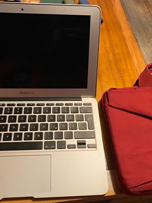 MacBook Air 11’’ mid 2013 like new with case