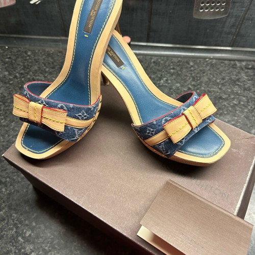 Louis Vuitton clogs like new, size 38.5, large fit