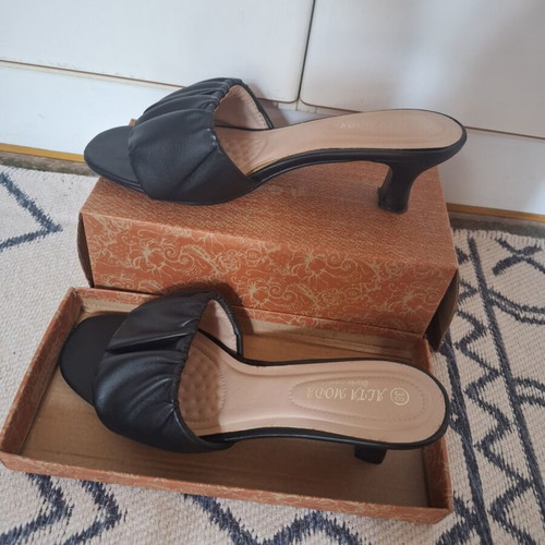 Black Alta Moda mules kitten heels size 38 like new