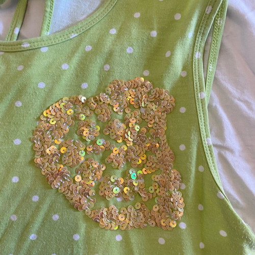 Green sleeveless top used with sequins, comfortable