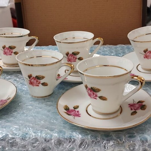 Vintage coffee cups set with 5 cups and 5 saucers, like new, one broken