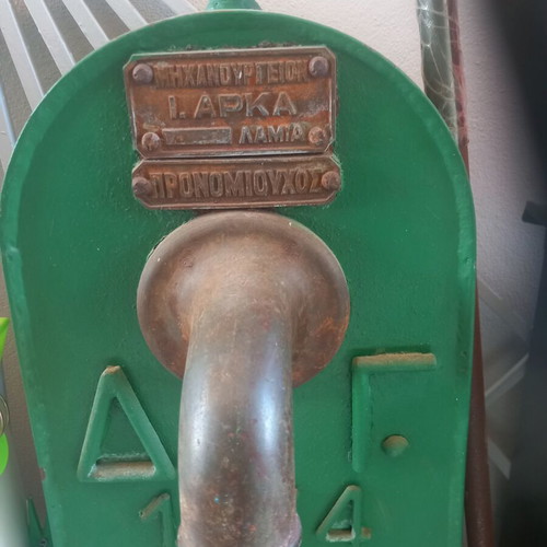 Manual industrial pump used, cast iron, green color, 40 kg