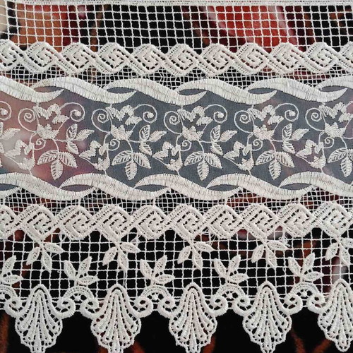 Machine lace 2.34 cm ecru new for curtain or bed skirt