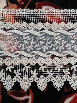 Machine lace 2.34 cm ecru new for curtain or bed skirt
