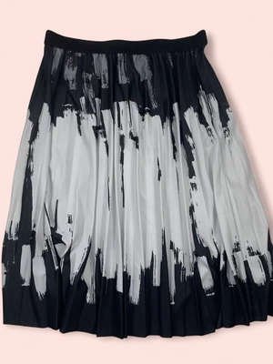 Two Tone Pleated Skirt Black White Flare Size M like new