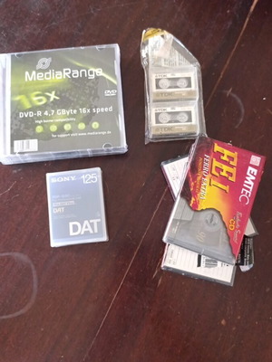 MediaRange DVD-R 4.7 GB, Sony DAT 125, Emtec FEI Ferro Extra 90, TDK Microcassettes set new