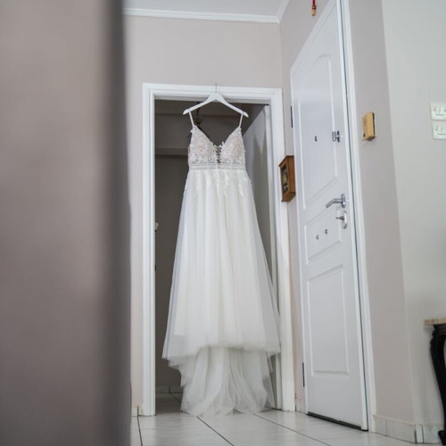 Wedding dress like new with veil and bustle, sizes M and L, white and silver