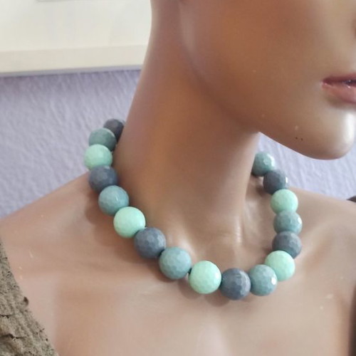 Necklace with green colored beads new
