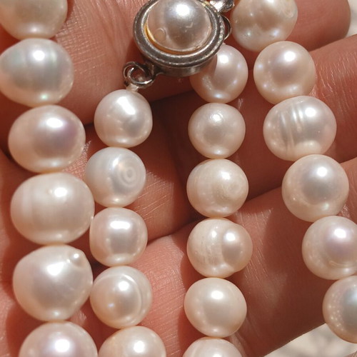 Necklace with natural pearls and metal clasp, 44 cm