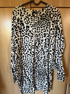 Dress above the knee, light sweatshirt, like new, black and white, size M